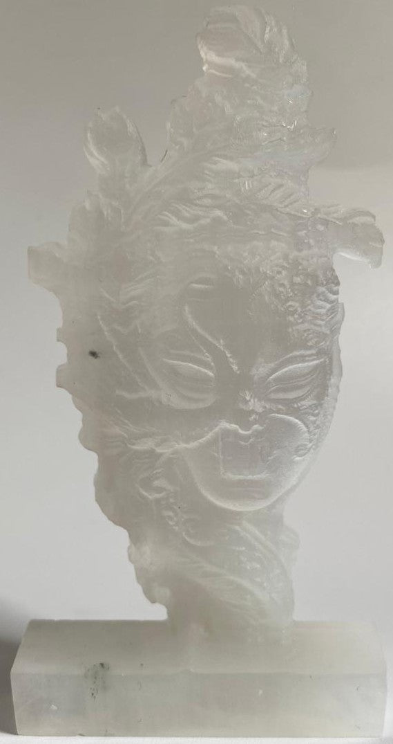 Sculptura masca venetiana de 11.5cm din piatra semipretioasa de selenit pe fundal alb