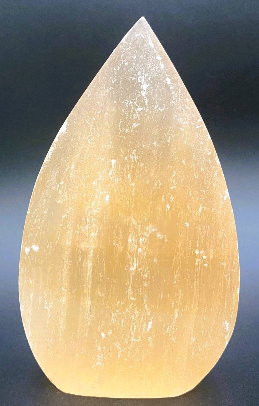 Sculptura din piatra semipretioasa de selenit portocaliu pe fundal negru