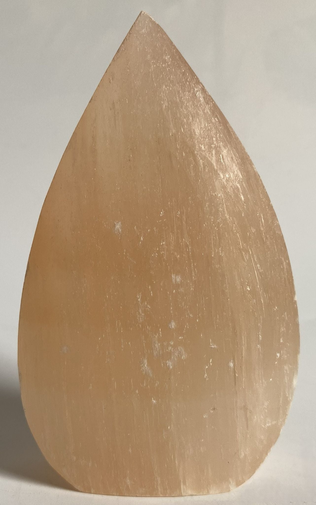 Sculptura din piatra semipretioasa de selenit portocaliu pe fundal alb