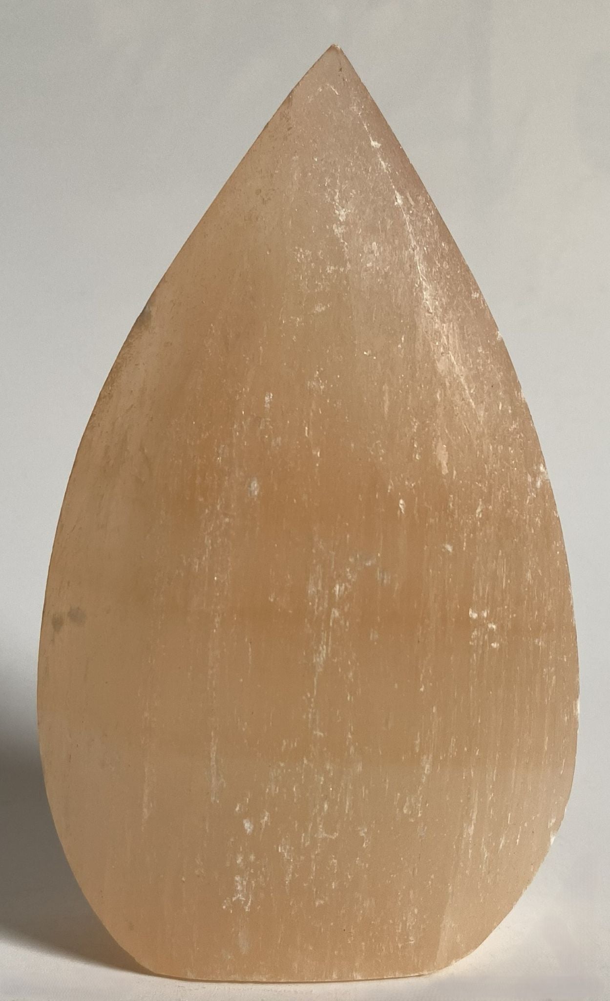 Sculptura din cristal de selenit portocaliu pe fundal alb