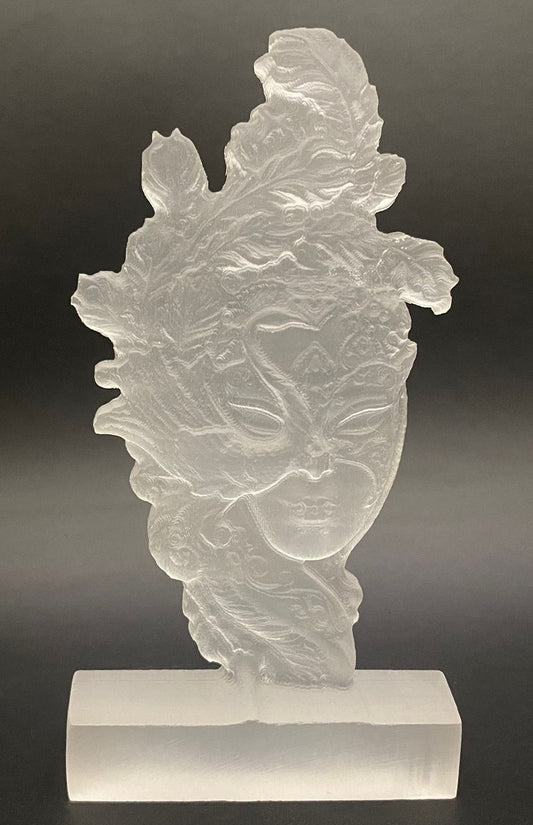 Masca venetiana din piatra semipretioasa de selenit pe fundal negru