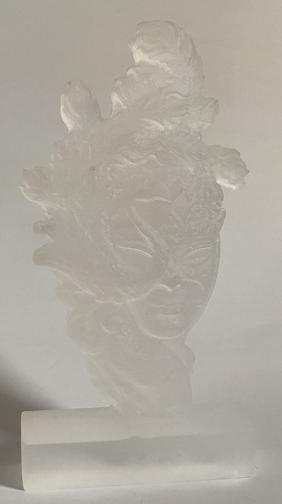 Masca venetiana din piatra semipretioasa de selenit pe fundal alb