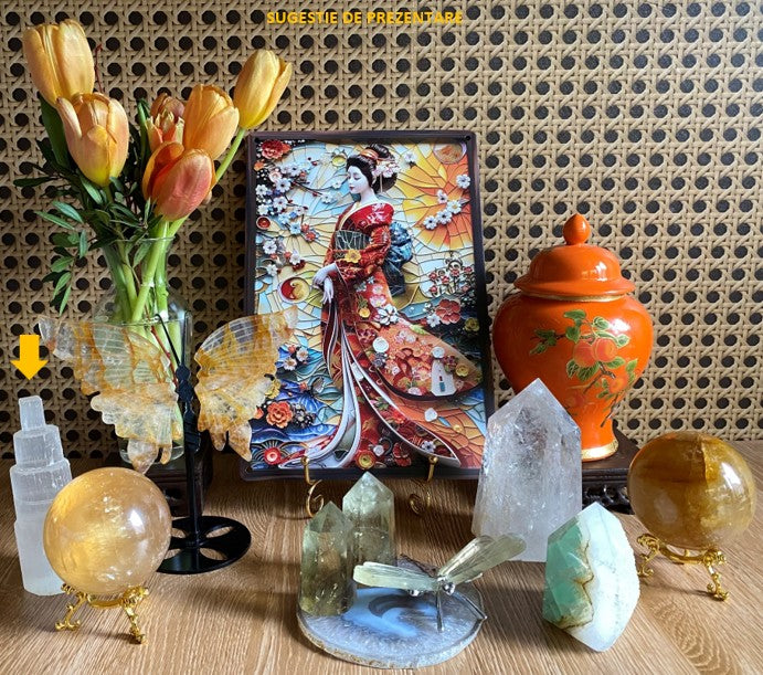 Colectie de cristale si minerale din cuart, selenit si fluorit cu tablou cu fata japoneza si vaza cu lalele portocalii