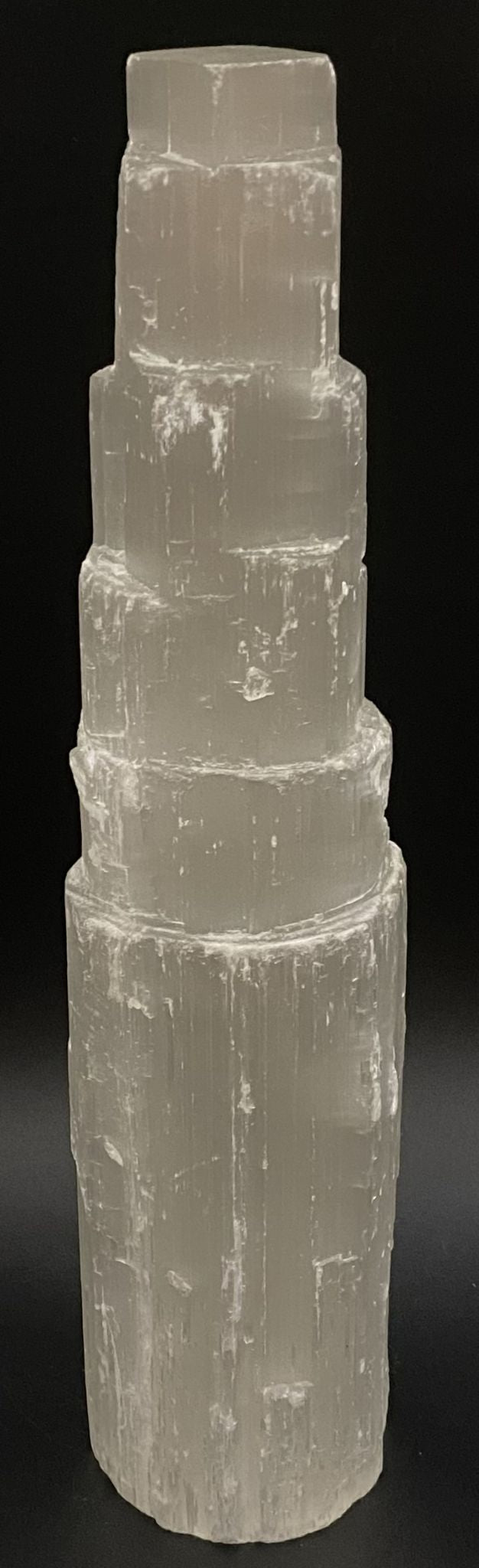 Turn din piatra semipretioasa de selenit pe fundal negru