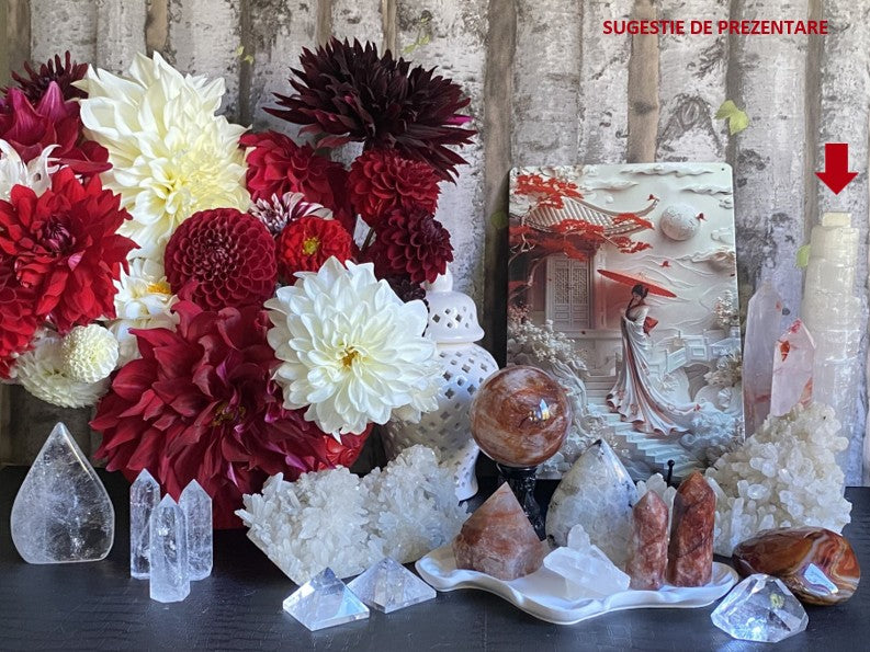 Decor cu cristale si pietre semipretioase si turn din selenit cu vaza cu dalii