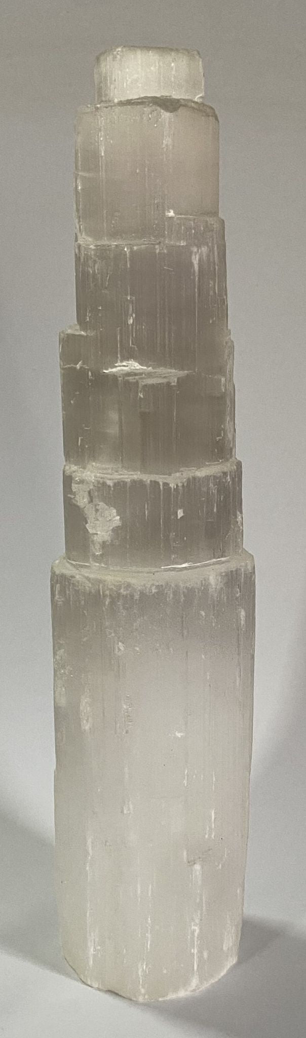 Turn din cristal de selenit pe fundal alb