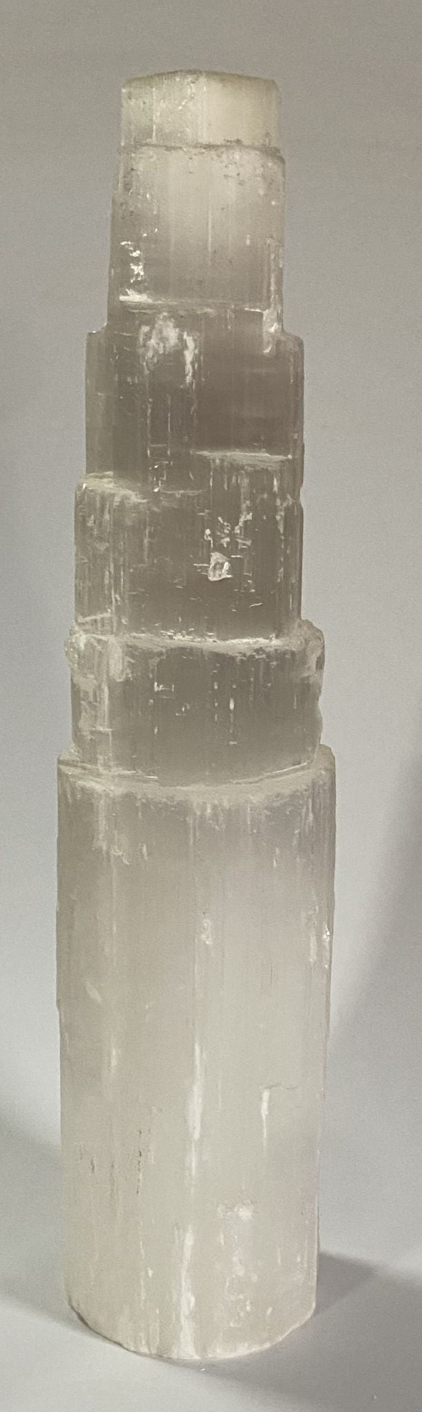 Turn decorativ din cristal de selenit pe fundal alb