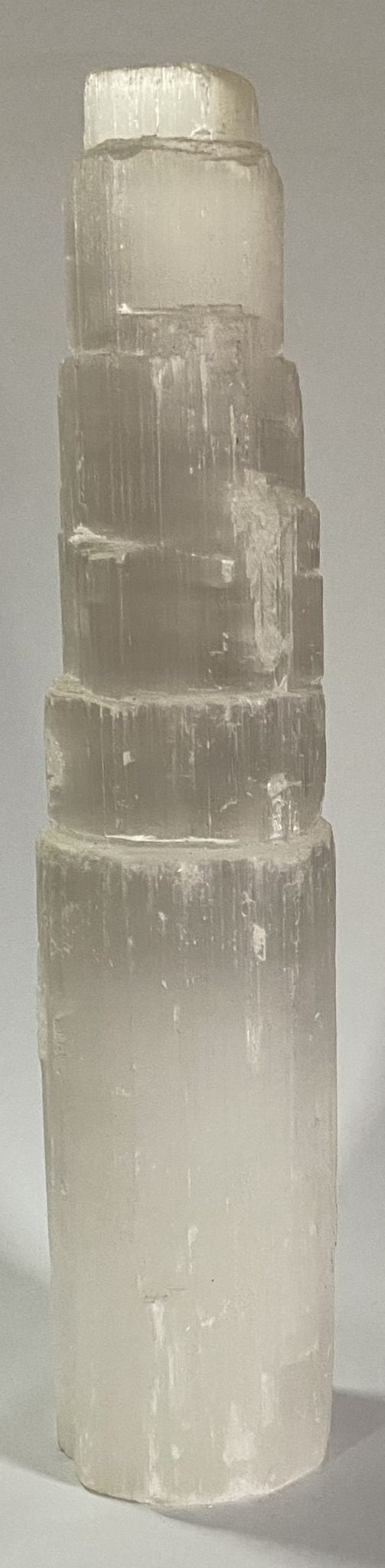 Turn mare de 25 cm din cristal de selenit pe fundal alb