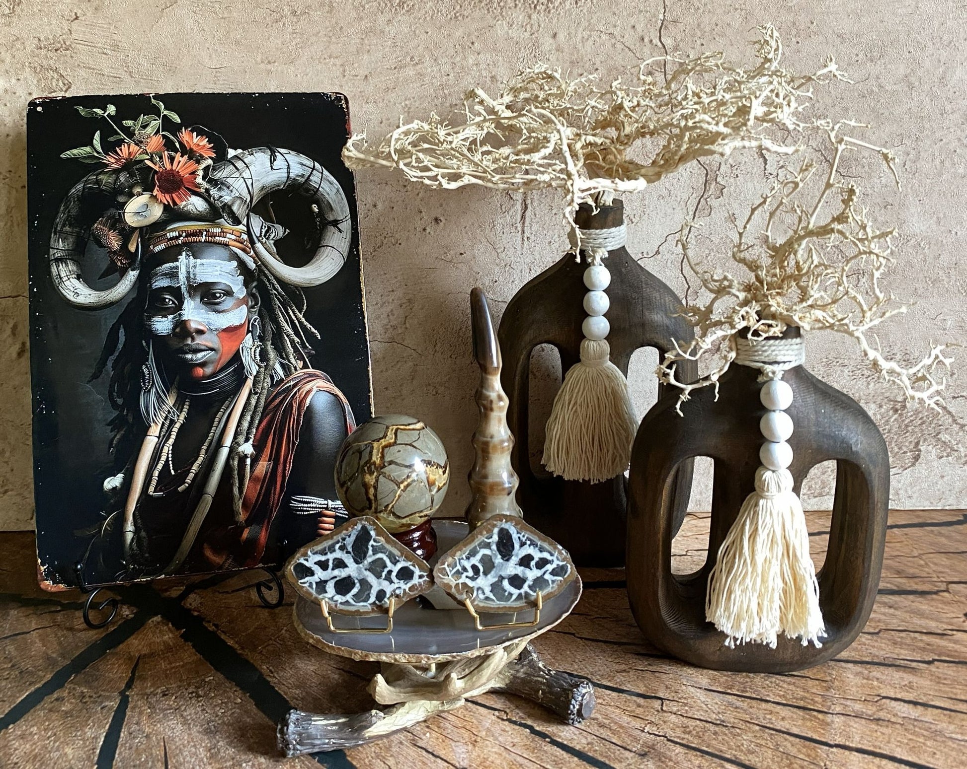 Decor cu set decorativ de cristale din septaria si corn natural slefuit pe felie de agat cu tablou tribal