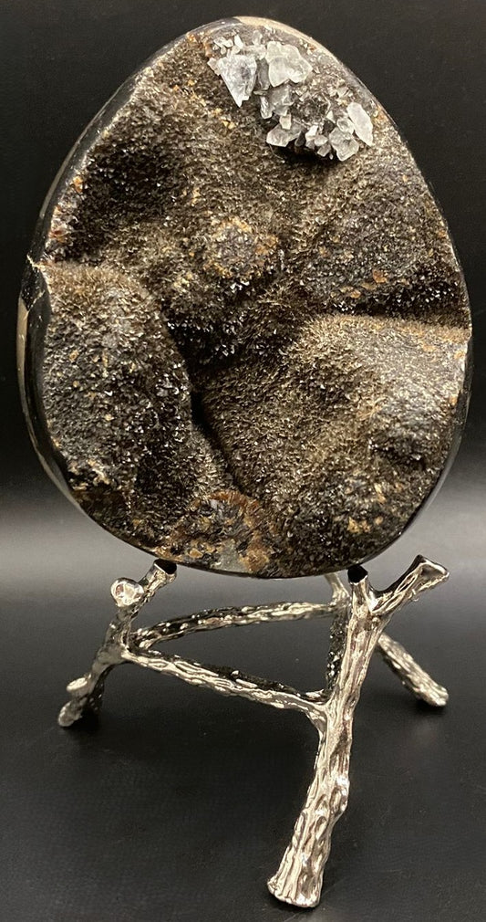 Ou din geoda de piatra semipretioasa de septaria pe suport metalic cu fundal negru
