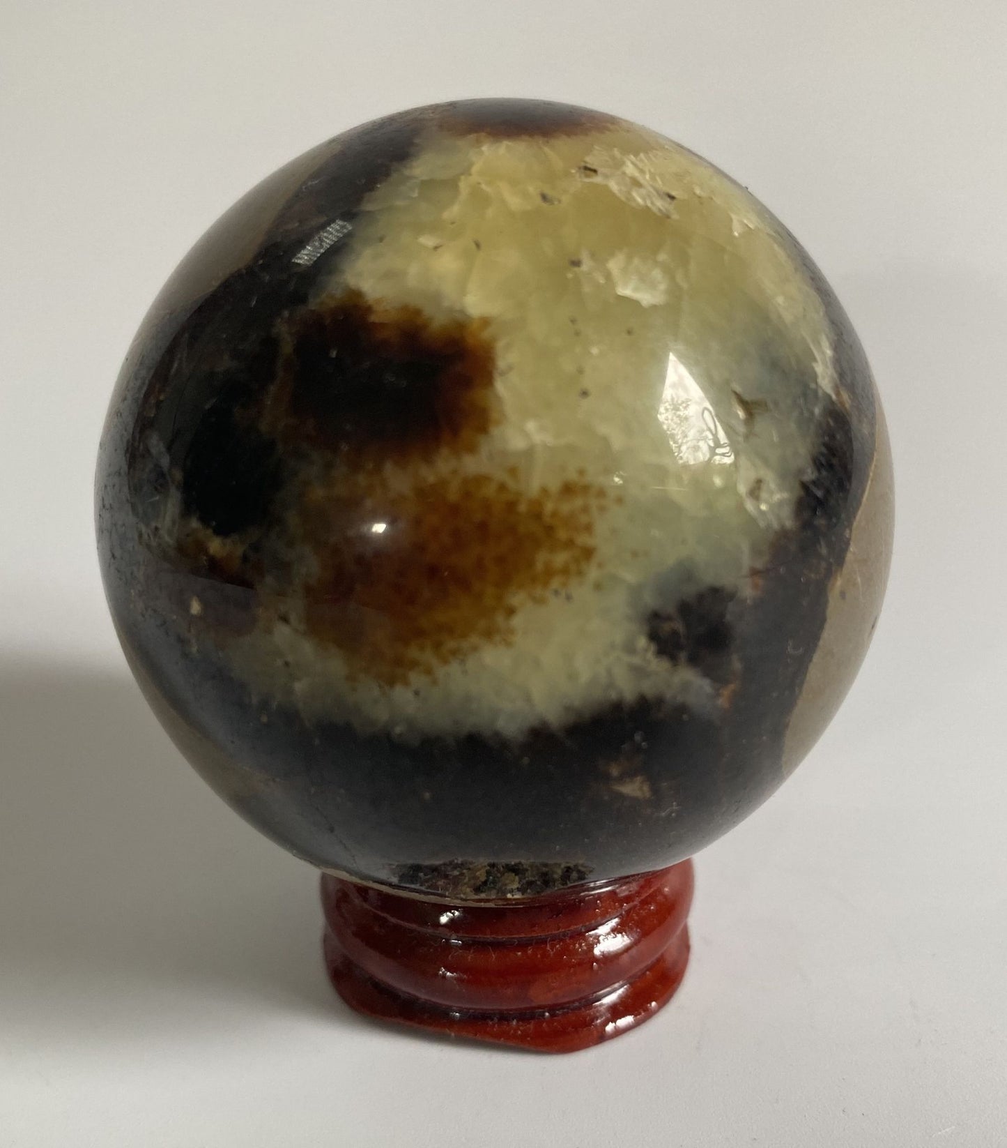 Sfera decorativa de 5.5cm din piatra semipretioasa de septaria pe suport din lemn cu fundal alb