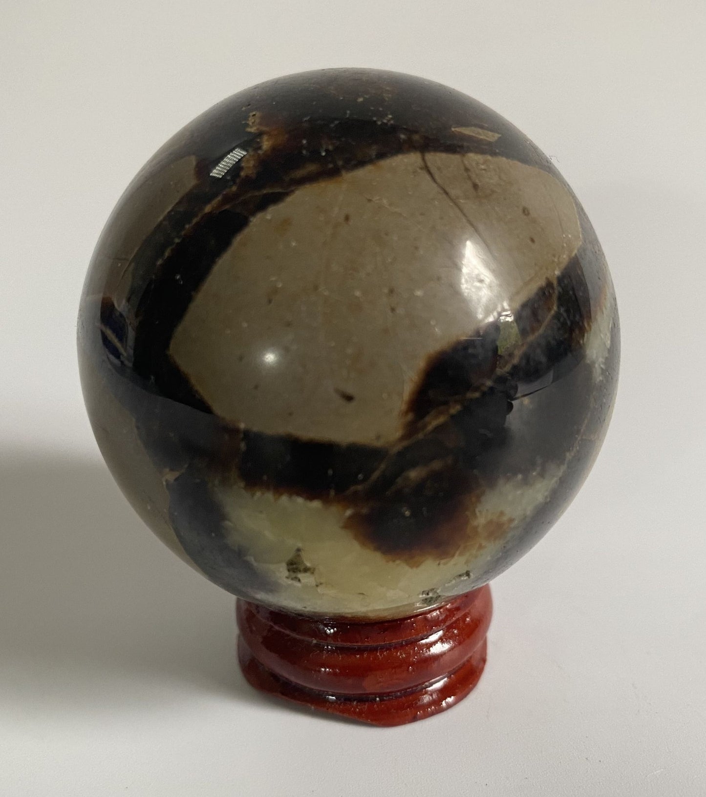 Sfera decorativa de 5.5cm din cristal de septaria pe suport din lemn cu fundal alb