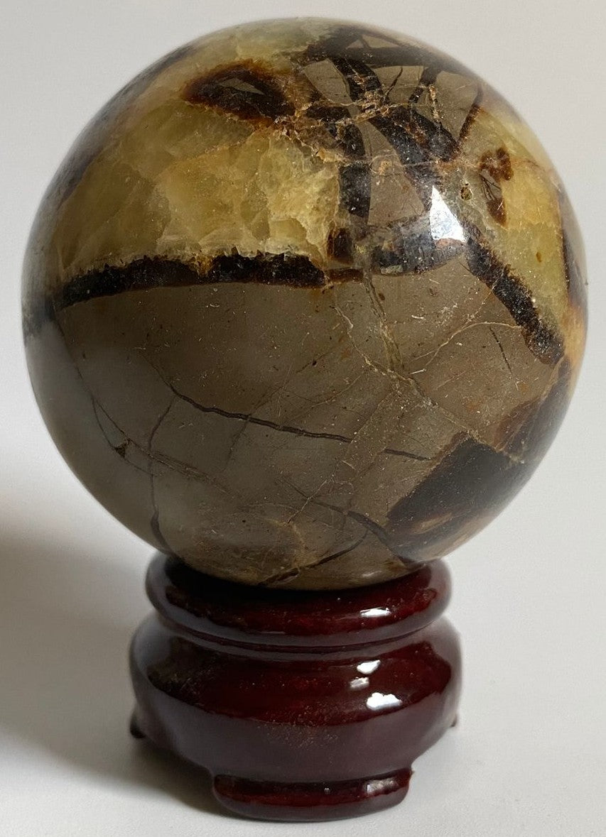Sfera de 6.5cm din piatra semipretioasa de septaria pe suport din lemn cu fundal alb