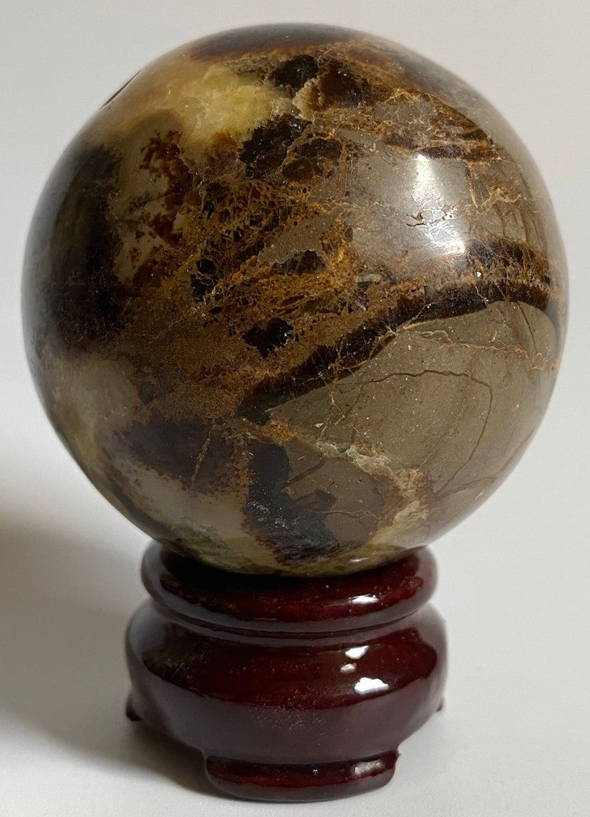 Sfera de 6.5cm din cristal de septaria pe suport din lemn cu fundal alb