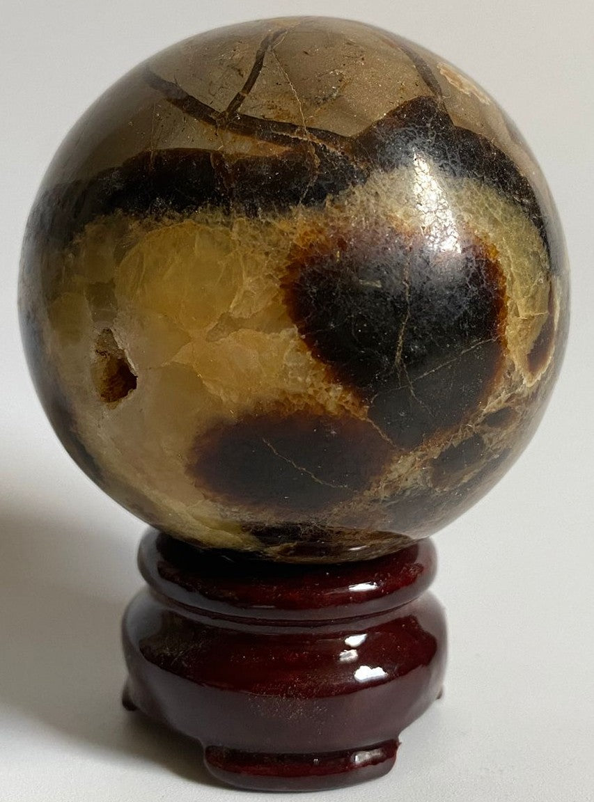 Sfera decorativa de 6.5cm din cristal de septaria pe suport din lemn cu fundal alb