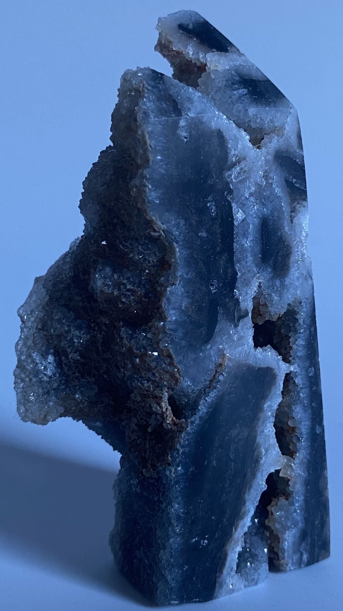 Obelisc brut din cristal de sfalerit pe fundal alb