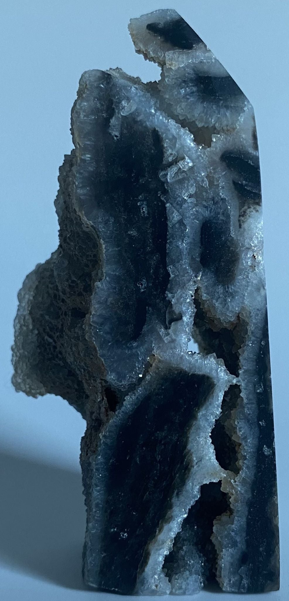 Obelisc brut de 7.9cm din piatra semipretioasa de sfalerit pe fundal alb