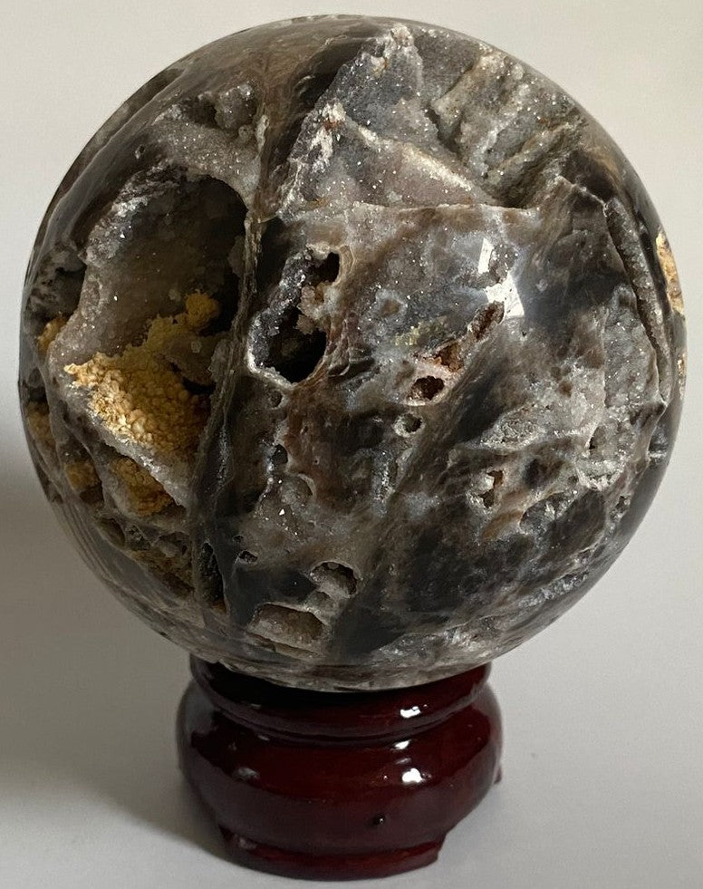 Sfera din cristal de sfalerit pe suport din lemn cu fundal alb