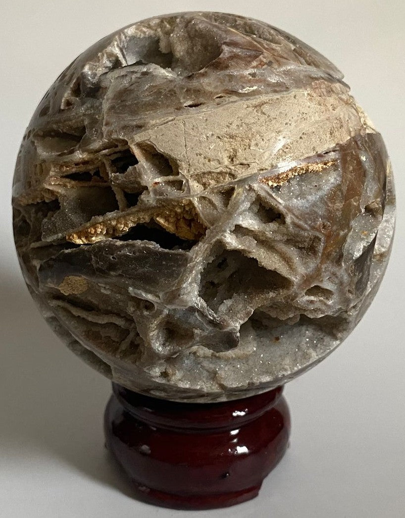 Sfera de 8.3cm din cristal de sfalerit pe suport din lemn cu fundal alb