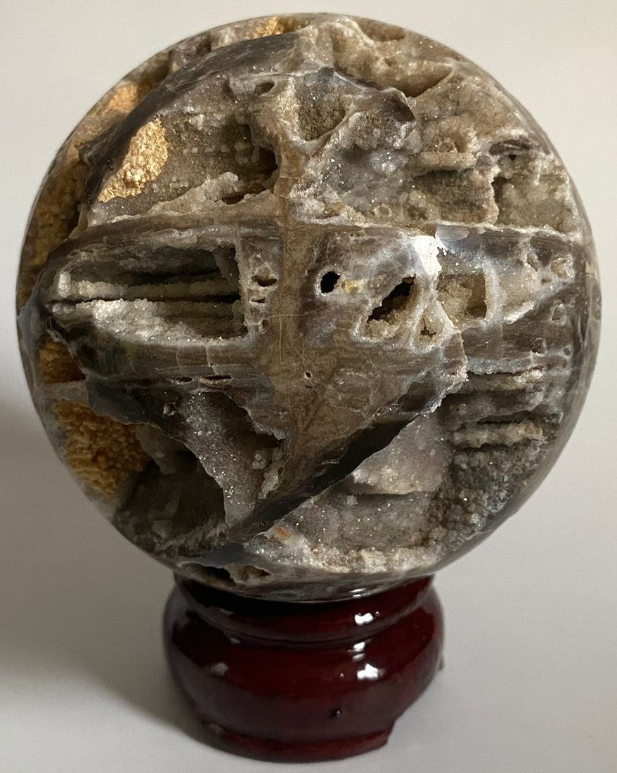 Sfera decorativa de 8.3cm din piatra semipretioasa de sfalerit pe suport din lemn cu fundal alb