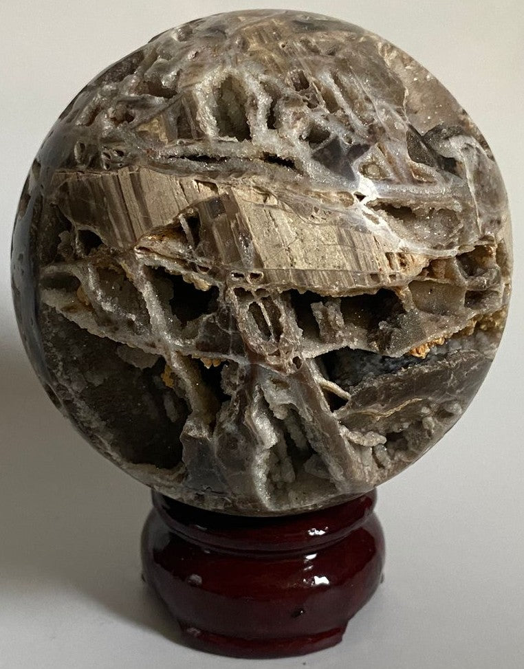 Sfera decorativa de 8.3cm din cristal de sfalerit pe suport din lemn cu fundal alb