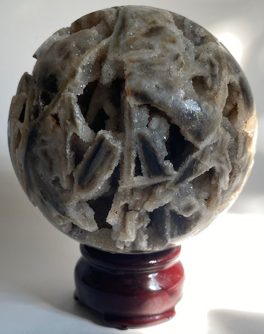 Sfera din mineral de sfalerit pe suport din lemn cu fundal alb