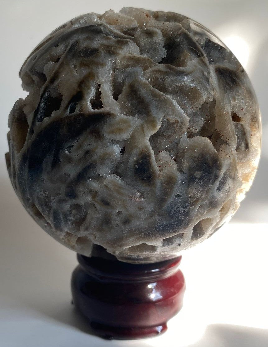 Sfera de 8.2cm din mineral de sfalerit pe suport din lemn cu fundal alb