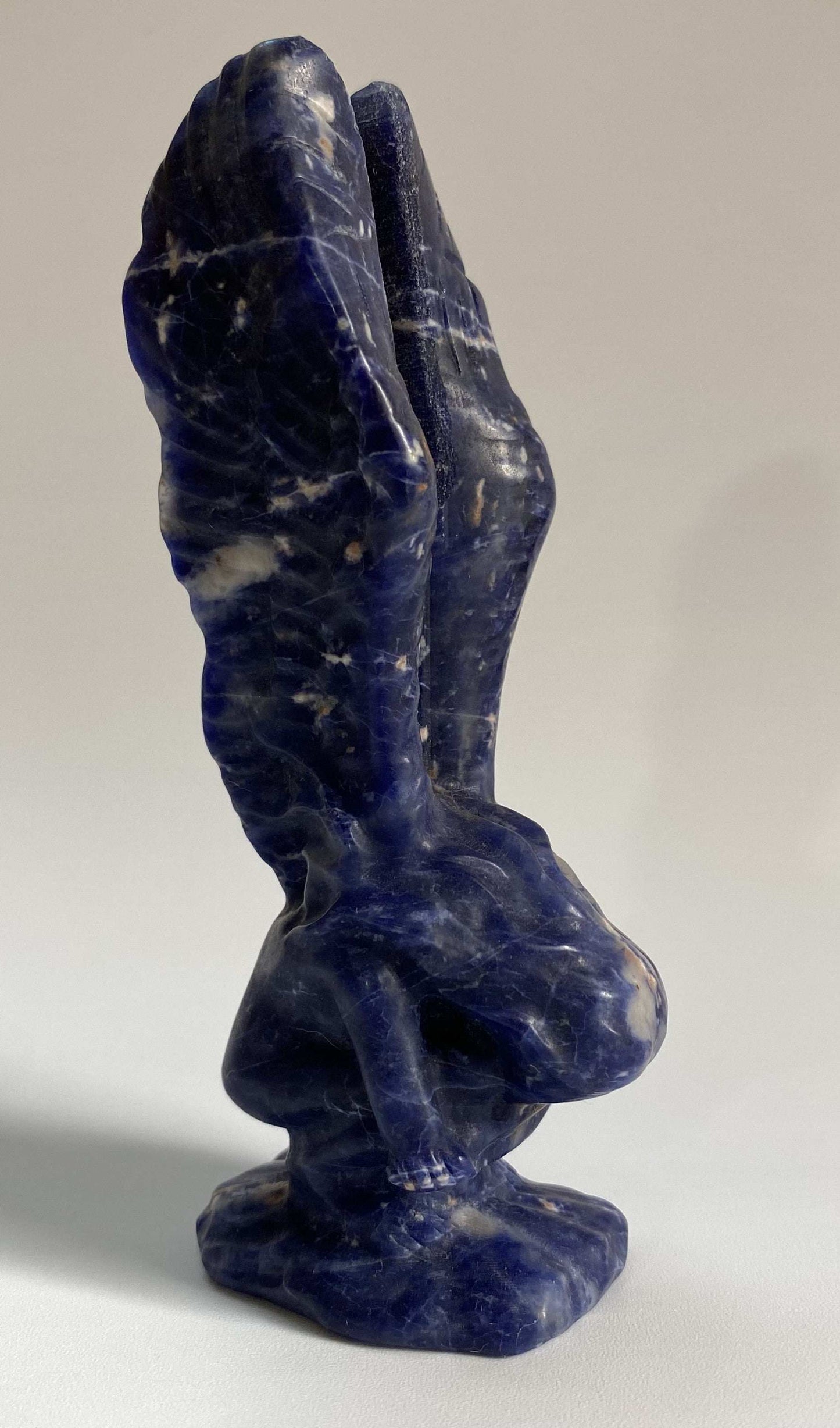 Inger sculptat din piatra semipretioasa sodalit decorativ albastru inchis