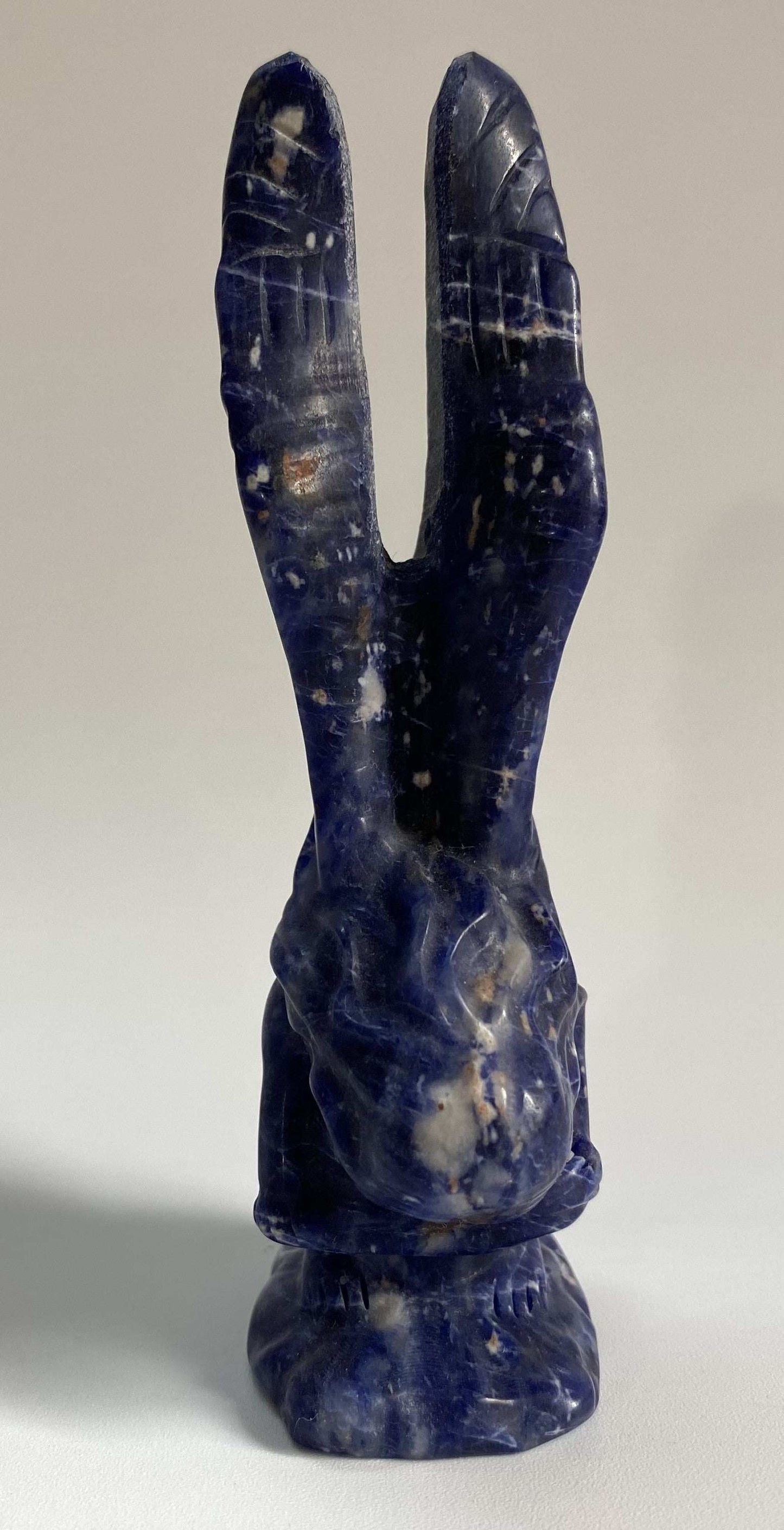 Inger sculptat din piatra semipretioasa sodalit decorativ