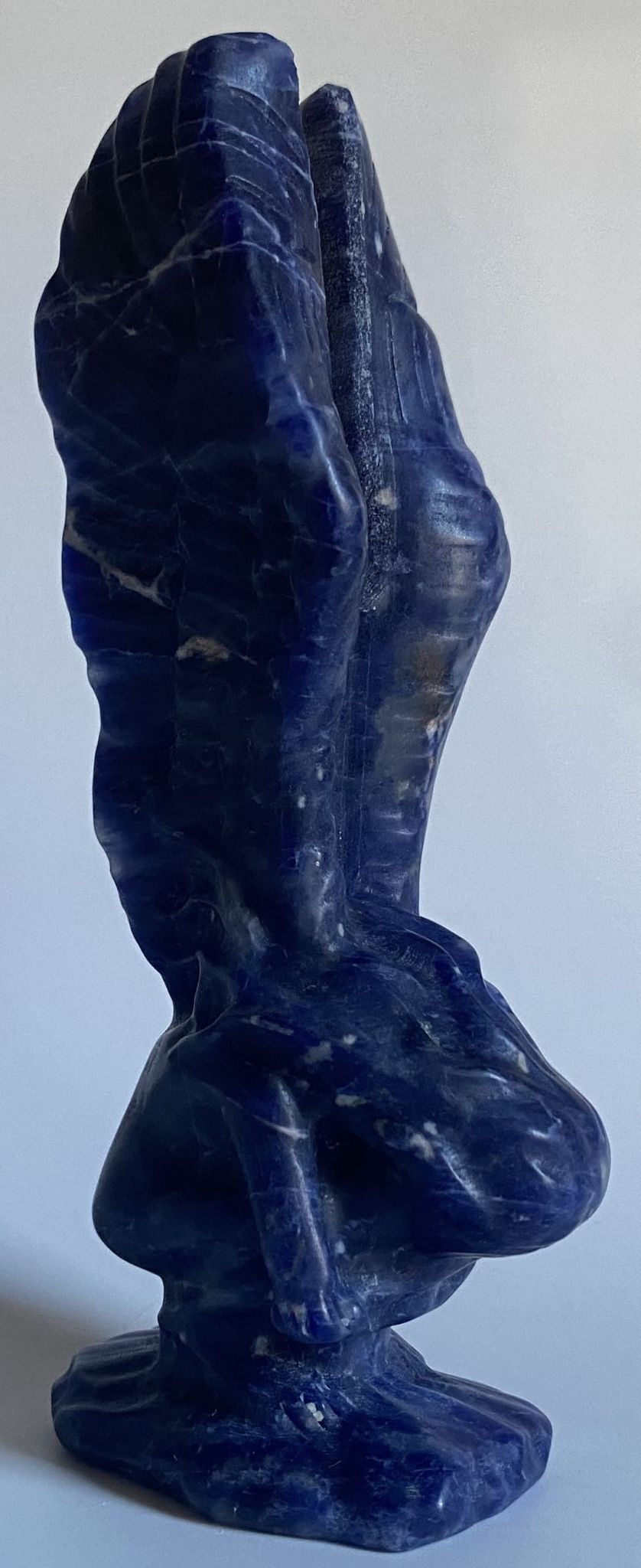 Inger din cristal de sodalit pe fundal alb