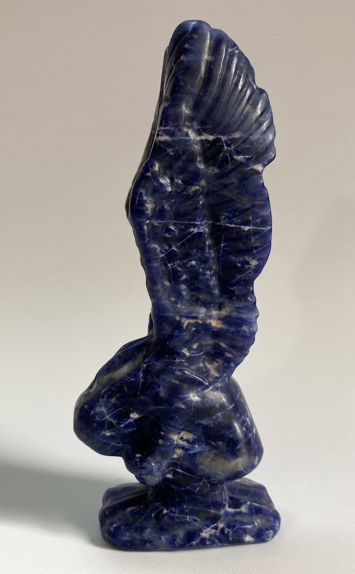 Figurină înger din piatră semiprețioasă sodalit, decorativă, albastru închis cu vene albe