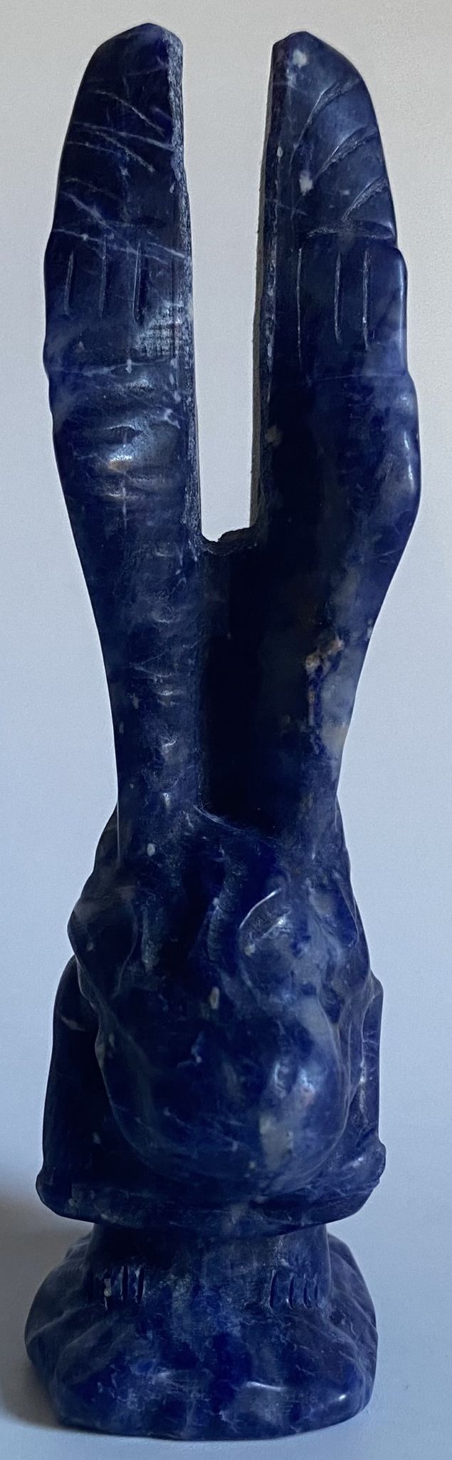 Inger de 11.9cm din piatra semipretioasa de sodalit pe fundal alb