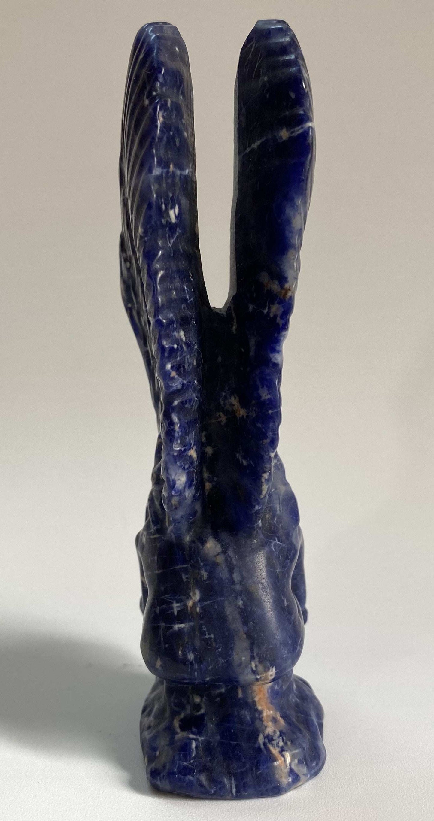 Figurina inger sculptata din piatra semipretioasa sodalit, albastru intens