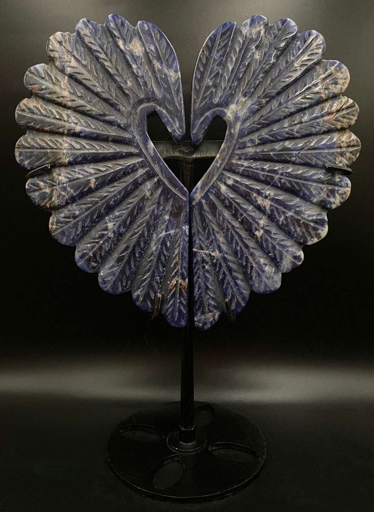 Sculptura inima din sodalit pe suport metalic decorativ piatra semipretioasa