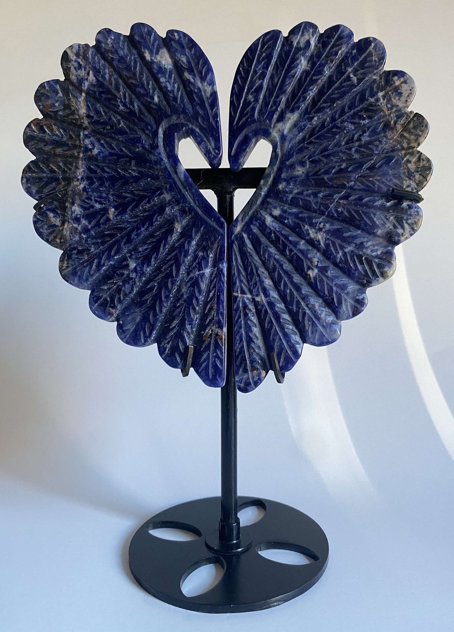 Sculptura inimă din sodalit pe suport metalic negru decorativ