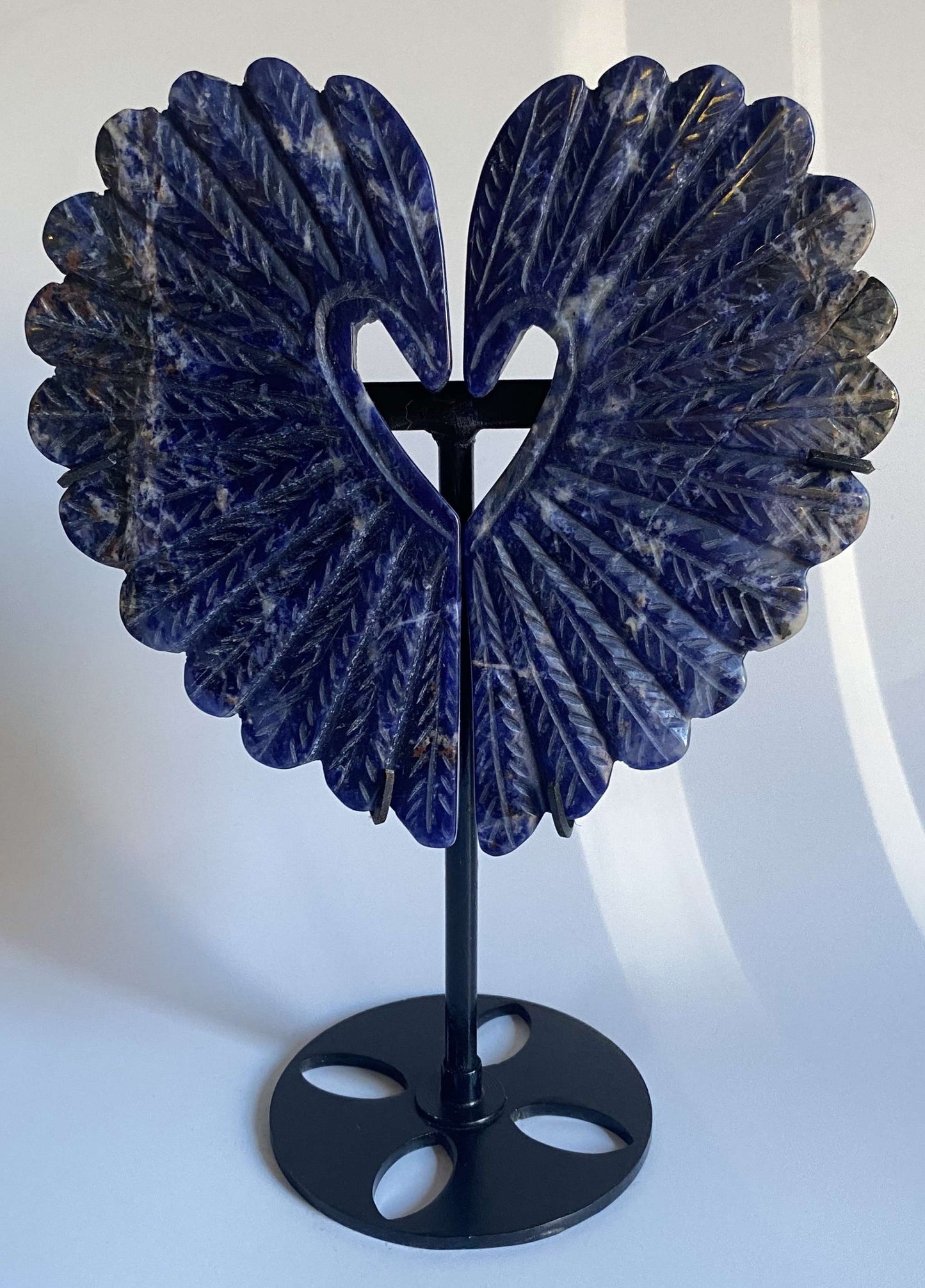 Sculptura inima din sodalit pe suport metalic decorativ piatra semipretioasa