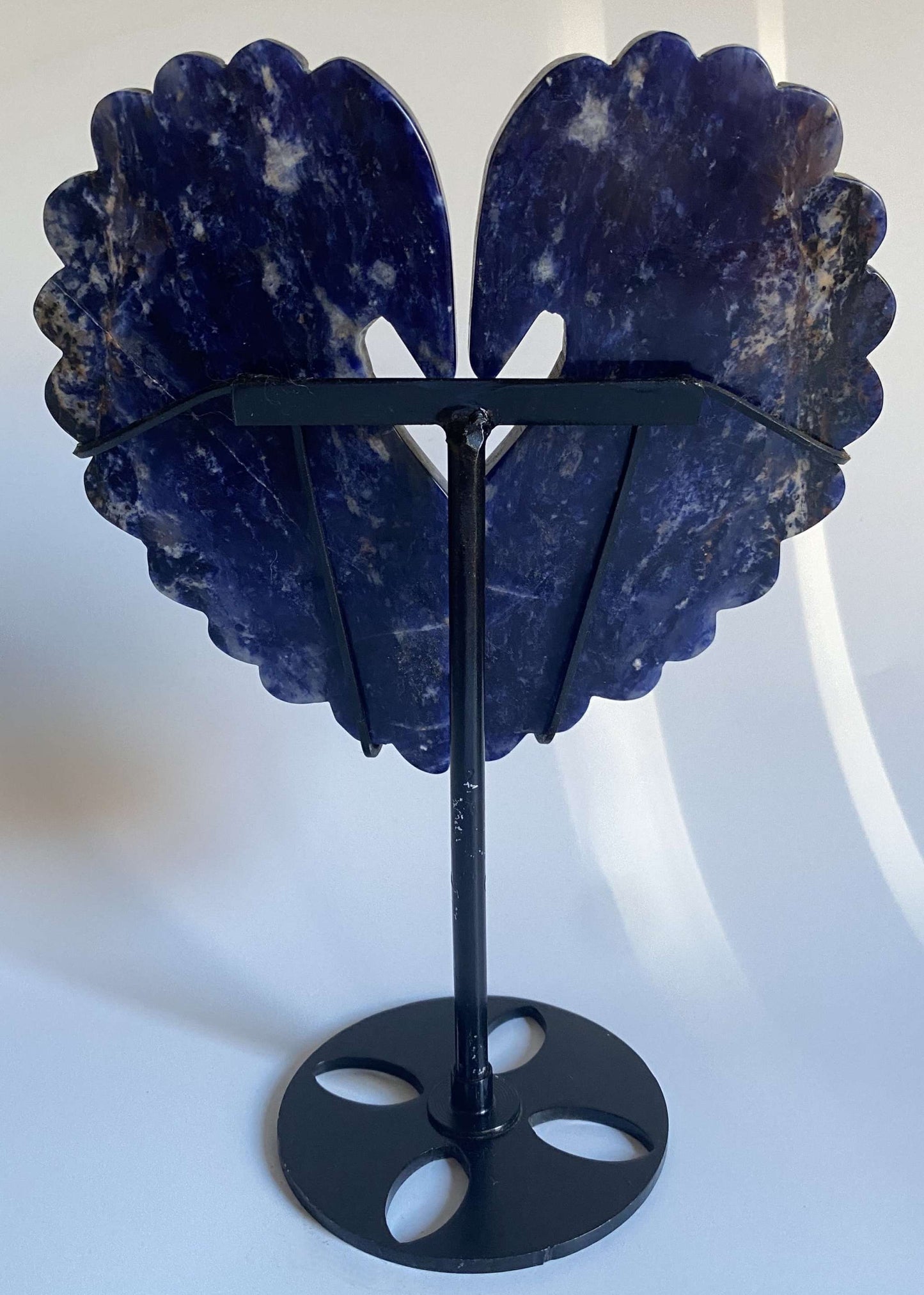 Sodalit sculptura inimă decorativă piatră semiprețioasă pe suport metalic