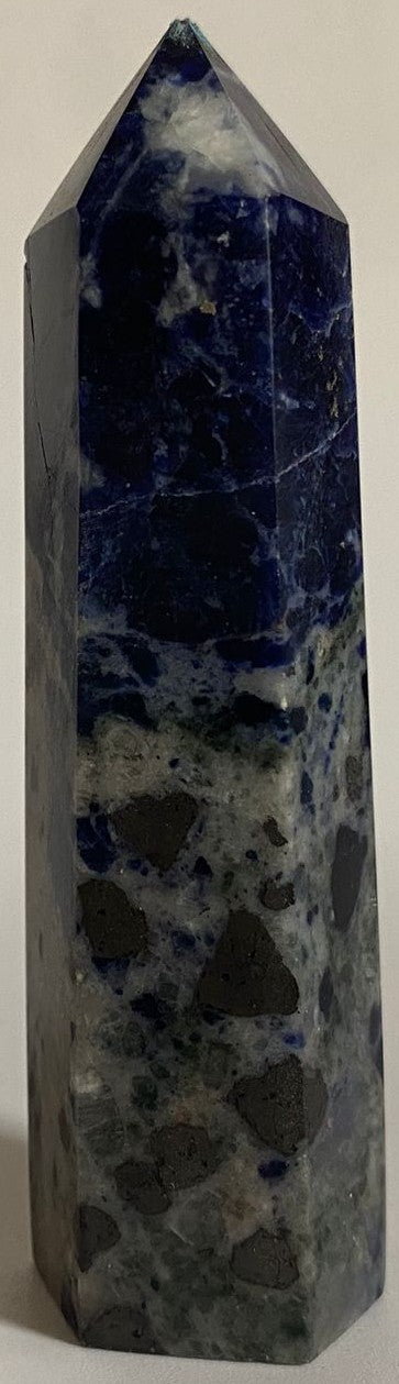 Obelisc de 8.5cm din piatra semipretioasa de sodalit pe fundal alb