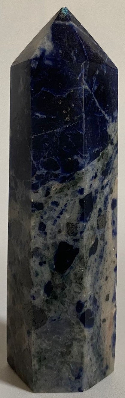 Obelisc de 8.5cm din cristal de sodalit pe fundal alb