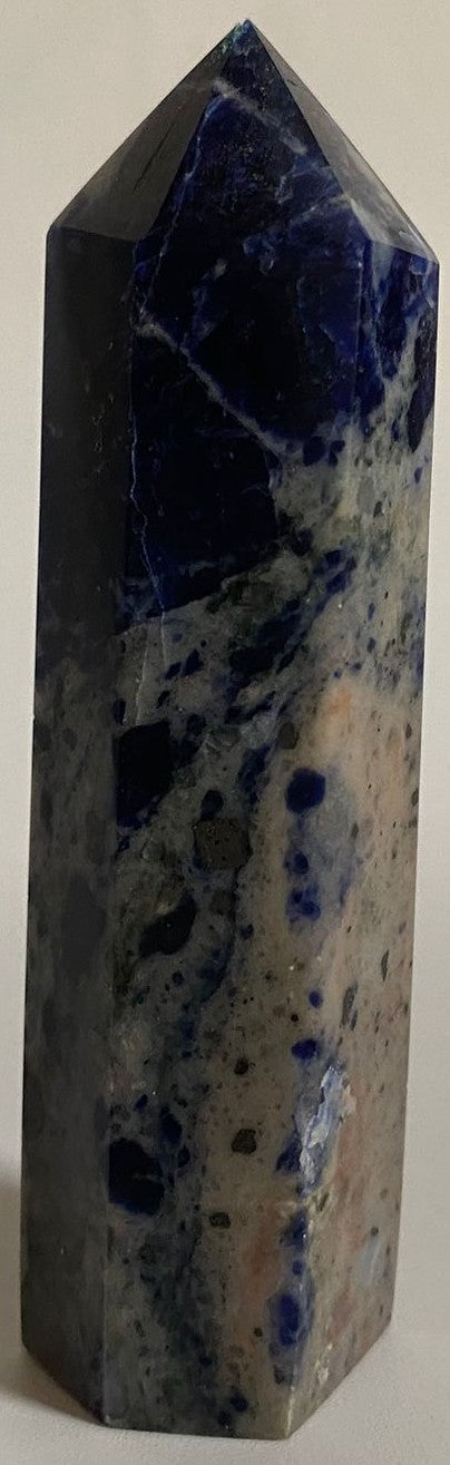 Obelisc de 8.5cm din mineral de sodalit pe fundal alb