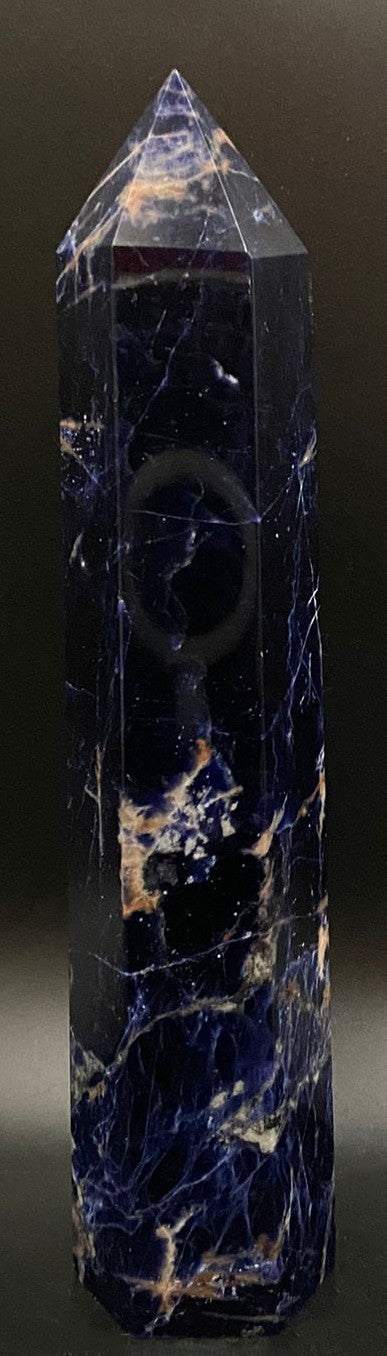 Obelisc decorativ din sodalit albastru cu forme naturale semiprețioase, înălțime 17cm