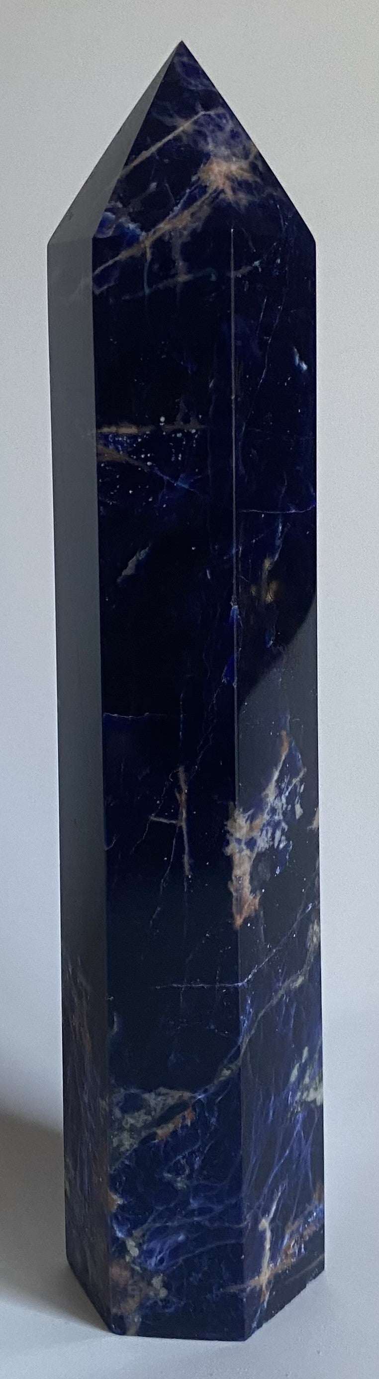 Obelisc din sodalit albastru cu inserții albe decorativ, 17 cm înălțime.