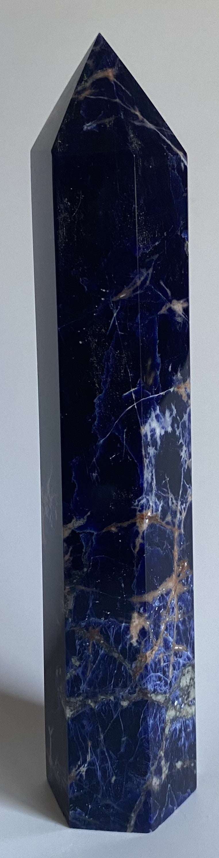 Obelisc din sodalit de 17cm pentru decoratiune, piatra semipretioasa albastra cu insertii albe.