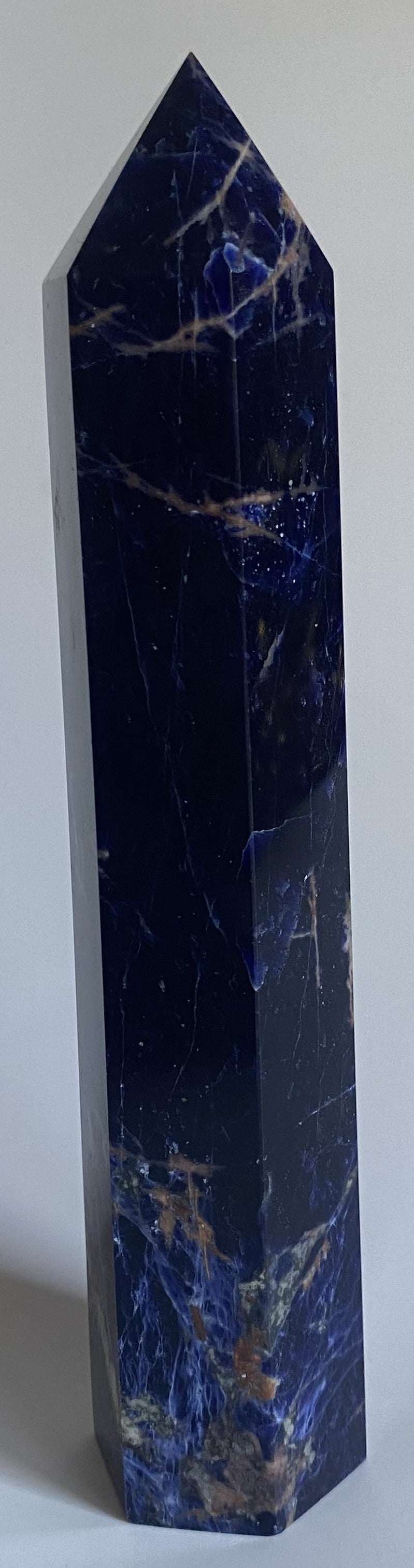 Obelisc din sodalit albastru de 17 cm pentru decoratiuni interioare