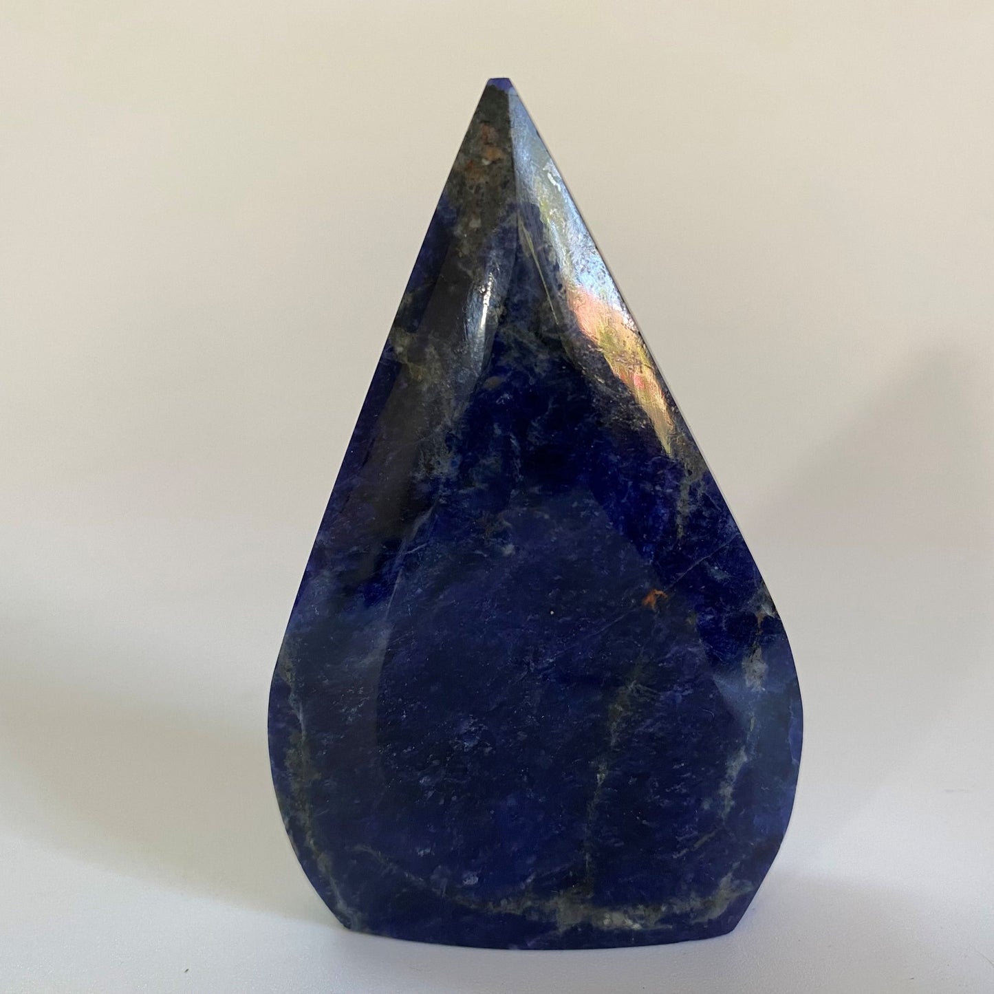 Sculptura din cristal de sodalit pe fundal alb