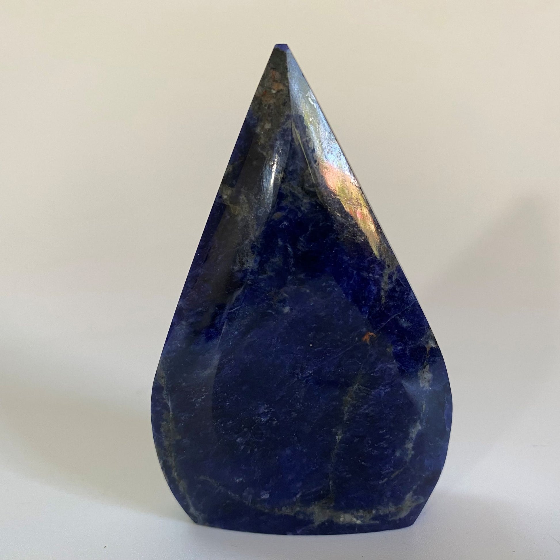 Sculptura din cristal de sodalit pe fundal alb
