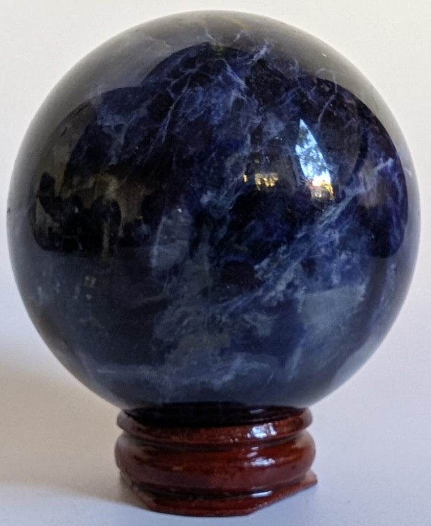 Sfera decorativa de 5.7cm din piatra semipretioasa de sodalit pe suport din lemn cu fundal alb