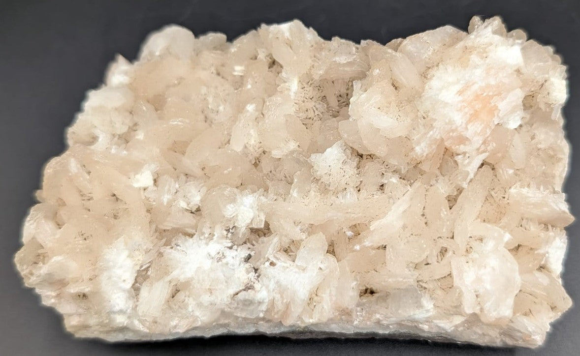 Specimen din piatra semipretioasa de apofilit cu stilbit pe fundal negru