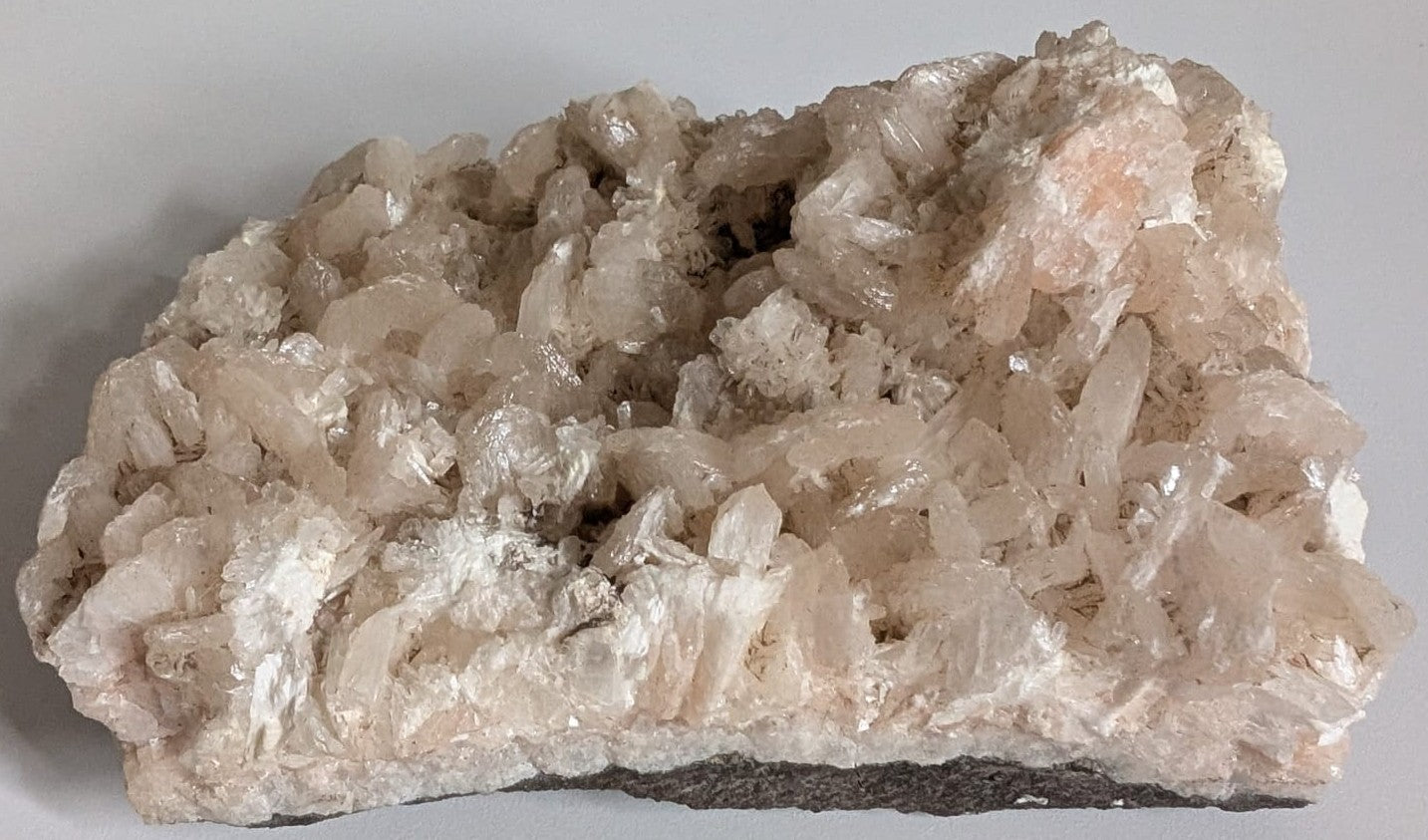 Specimen din piatra semipretioasa de apofilit cu stilbit pe fundal alb
