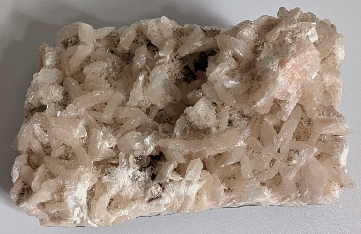 Specimen din cristal de apofilit cu stilbit pe fundal alb